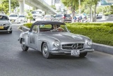 Đặng Lê Nguyên Vũ cầm lái 'ông cụ' Mercedes-Benz 190 SL hơn 4,8 tỷ