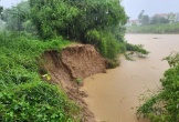 Cán bộ Biên phòng giúp dân sơ tán khỏi khu vực sạt lở