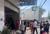 Tài xế container tử vong sau khi tông sập nhà dân