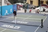 Lộn xộn trên sân pickleball, cô gái bị bóng trúng mặt, giận dỗi 