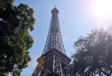 Tháp Eiffel bất ngờ bốc cháy ngay trước Giáng sinh