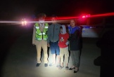 Bé trai đi lạc trong đêm được cảnh sát giao thông giúp đỡ tìm thấy bố mẹ
