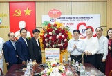 Phó Bí thư Thường trực Tỉnh ủy Nguyễn Văn Thông thăm, chúc mừng các đơn vị y tế trên địa bàn huyện Con Cuông