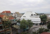 Nhà mái nghiêng tựa sườn núi đẹp ngỡ ngàng ở Quảng Bình