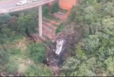 Nam Phi: Xe buýt mất kiểm soát, lao xuống cầu khiến 45 người thiệt mạng