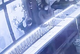 Video nhóm cướp tiệm vàng dùng búa đập tủ kính, lấy đi số vàng khoảng 1 tỉ đồng ở Bình Dương