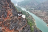 Ngôi nhà trên bờ vực nguy hiểm nhất Việt Nam: Mở cửa ra thấy sông Nho Quế, chuồng dê có view triệu đô