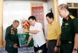 Phó Chủ tịch UBND tỉnh Bùi Đình Long thăm, tặng quà các chiến sĩ Điện Biên trên địa bàn huyện Nam Đàn