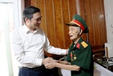 Phó Bí thư Tỉnh ủy Hoàng Nghĩa Hiếu thăm, tặng quà các chiến sĩ Điện Biên trên địa bàn huyện Diễn Châu, thành phố Vinh