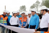 Chủ tịch Tổng Liên đoàn Lao động Việt Nam Nguyễn Đình Khang đến thăm, động viên công nhân lao động trên công trường Dự án Đường dây 500kV mạch 3