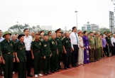 Đoàn đại biểu trực tiếp tham gia Chiến dịch Điện Biên Phủ dâng hương tại Quảng trường Hồ Chí Minh