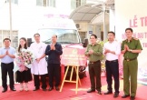 Trao xe cứu thương của Bộ trưởng Bộ Công an tặng Trung tâm y tế huyện Kỳ Sơn