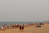 Gần 3,5 vạn du khách đổ về bãi biển Cửa Lò ngày đầu nghỉ Lễ
