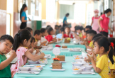 Bạo hành trẻ trong giờ ăn: Giáo viên bị áp lực vì phụ huynh muốn con ăn giỏi, tăng cân?