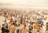 Hàng chục ngàn du khách chen chúc trên bãi biển Cửa Lò