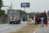Cảnh sát giao thông Nghệ An xử lý dầu loang trên quốc lộ giúp dân đi lại an toàn