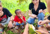 Cậu bé châu Phi chê loại trái cây 