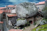 Ngôi làng kỳ lạ nằm chen chúc giữa những tảng đá 'khủng'