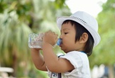 Ngày hè nắng nóng, trẻ uống nước bao nhiêu là đủ?