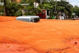 Lũ cát đỏ tràn vào đường ở Hàm Tiến - Mũi Né khiến xe máy, ô tô bị lún nửa thân xe