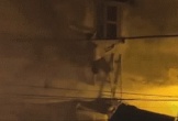 Clip: Thanh niên 21 tuổi dùng búa đập tường, cứu 3 người trong vụ cháy Trung Kính