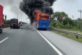 Xe khách bốc cháy ngùn ngụt trên đường cao tốc