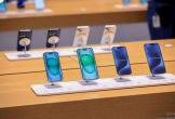 iPhone bất ngờ bán 'đắt như tôm tươi' tại Trung Quốc