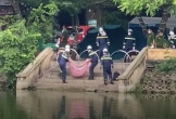 Kinh hãi phát hiện thi thể cô gái trẻ đeo ba lô có gạch dưới hồ