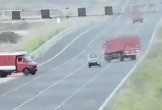 Clip: Ô tô tông vào xe tải quay đầu trên cao tốc khiến 6 người tử vong