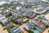 Cảnh sát phá dỡ mái nhà giải cứu người dân trong mưa lũ ở Hà Giang