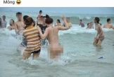 Nữ du khách “khỏa thân” tắm biển giữa đông người không phải ở Sầm Sơn
