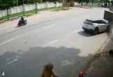 Nghệ An: Đi ngược chiều, xe máy bị ôtô đâm bay