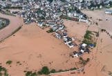 Chùm ảnh: Thành phố biến thành biển vì trận mưa lũ lớn nhất lịch sử, 11.100 người phải sơ tán khẩn cấp, ít nhất 5 người chết, 15 người mất tích