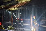Cảnh sát nỗ lực dập tắt vụ cháy tại một ngôi chùa cổ ở Huế