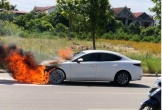 Chủ xe Mazda bốc cháy giữa đường ở Hà Tĩnh: Tôi không có lỗi gì, đại lý phải đền cả chiếc xe