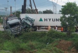 Tai nạn nghiêm trọng ở Đà Nẵng, xe đầu kéo lao vào xe tải