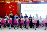 Trao hơn 300 triệu đồng hỗ trợ sinh kế cho nạn nhân bom mìn và trẻ em nghèo ở Nghệ An