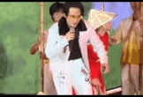 Clip: Hà Anh Tuấn đang hát thì bị tụt huyết áp, suýt ngất xỉu trên sân khấu