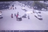 Clip: Ô tô tông trúng 5 xe máy ở ngã tư khiến 3 người thiệt mạng