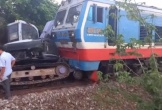 Tàu hỏa SE 10 tông vào máy xúc, đường sắt Bắc - Nam qua Bình Thuận gián đoạn