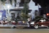 Clip nhiều cô gái hỗn chiến giữa phố, một người lái ô tô Santafe tông thẳng vào xe đối thủ