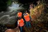 Công an giải cứu 5 người mắc kẹt giữa sông Đồng Nai
