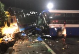 Ba xe khách, xe tải tông liên hoàn trong đêm, nhiều người bị thương