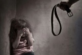 Khởi tố người cha đánh đập, hành hạ con gái 7 tuổi