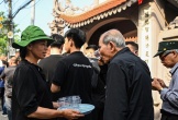 Người dân xếp quạt cây ra đường, pha nước chanh cho người đến viếng Tổng Bí thư Nguyễn Phú Trọng