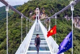 Cầu kính đi bộ dài nhất thế giới nằm ngay ở miền Bắc Việt Nam: Dài chưa tới 1km, nhiều người không dám đi