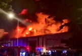 Lửa cháy ngùn ngụt tại KCN rộng hàng ngàn m2, huy động hơn 100 CBCS, 17 xe chữa cháy