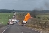 Clip: Khoảnh khắc xe bồn chở xăng bất ngờ phát nổ trên đường cao tốc