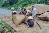 Sạt lở nhiều tuyến đường ở Nghệ An, Công an và người dân dầm mưa vần đá, san đất