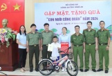 Gặp mặt, tặng quà 